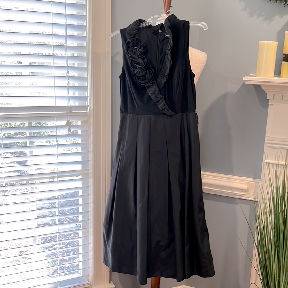 Jessica Howard black sleeveless dress with ruffle neck
